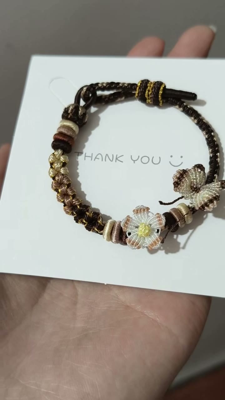 Handgjort flätat armband i brun snodd med blomberlock