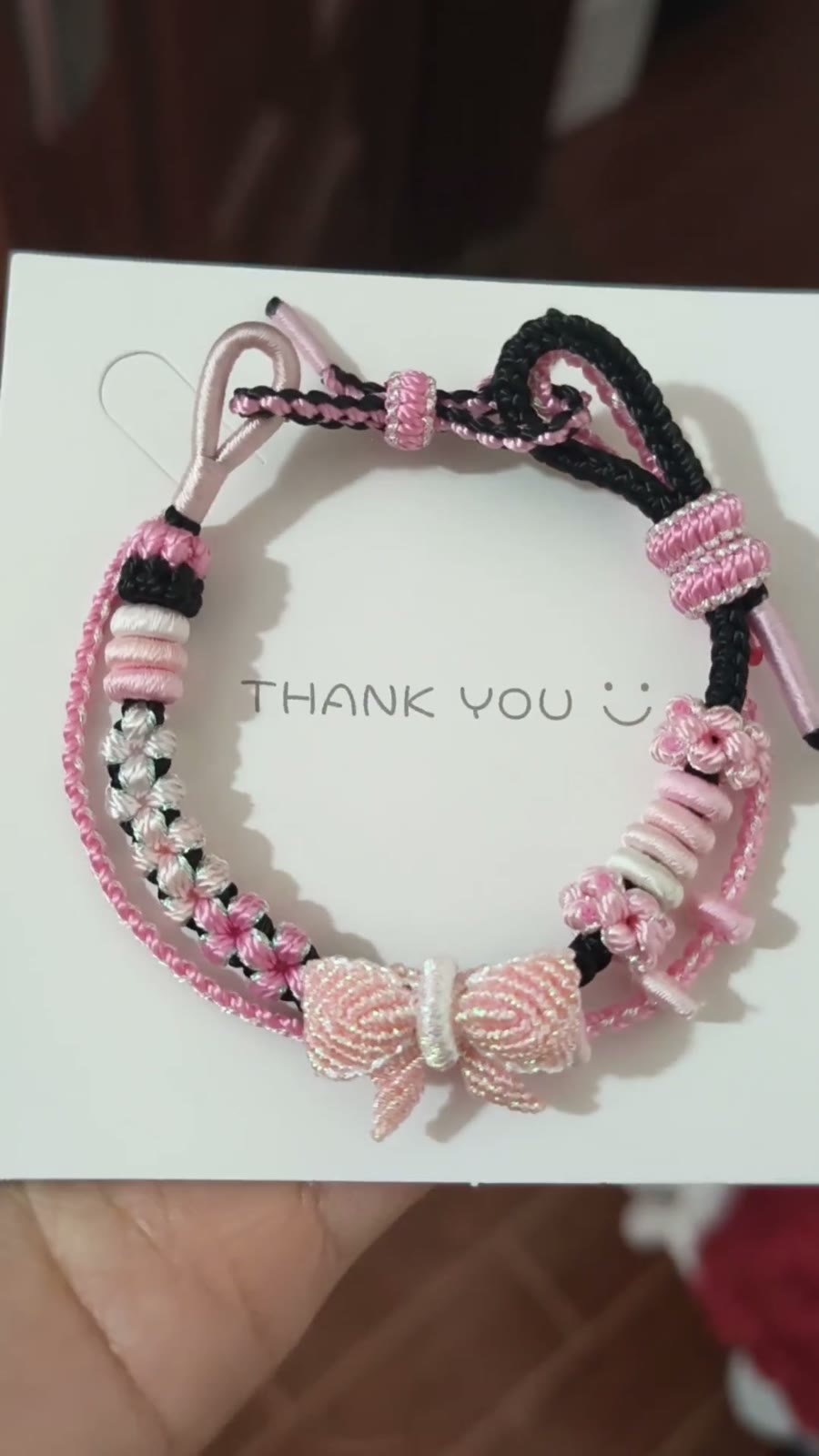 Handgewoven zwart-roze armband met stri