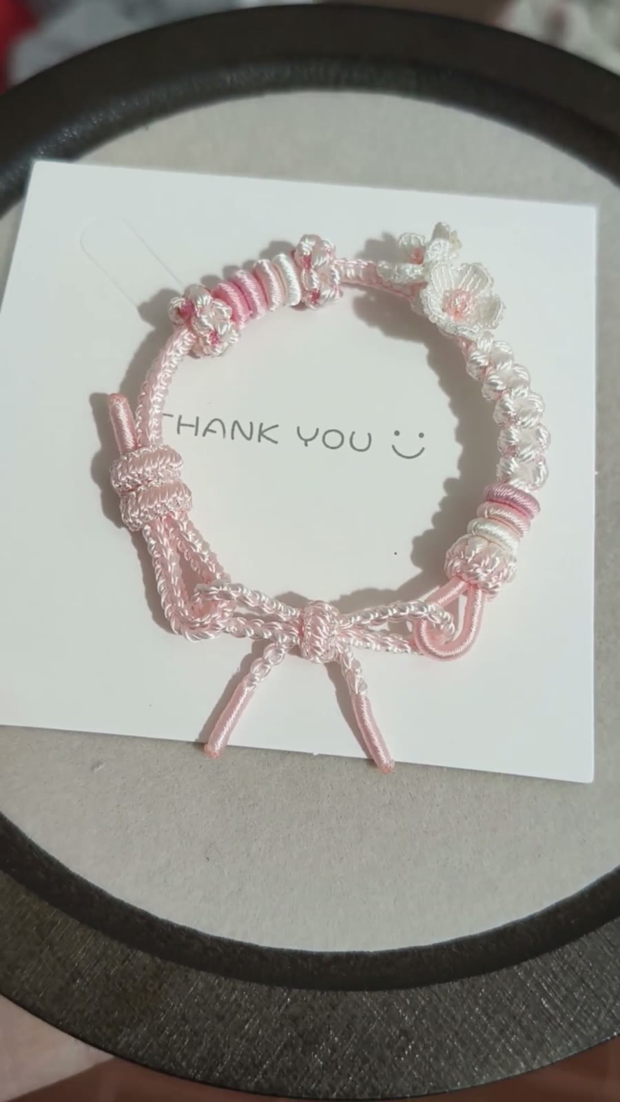 Bracelet en cordon dégradé rose et blanc avec fleurs