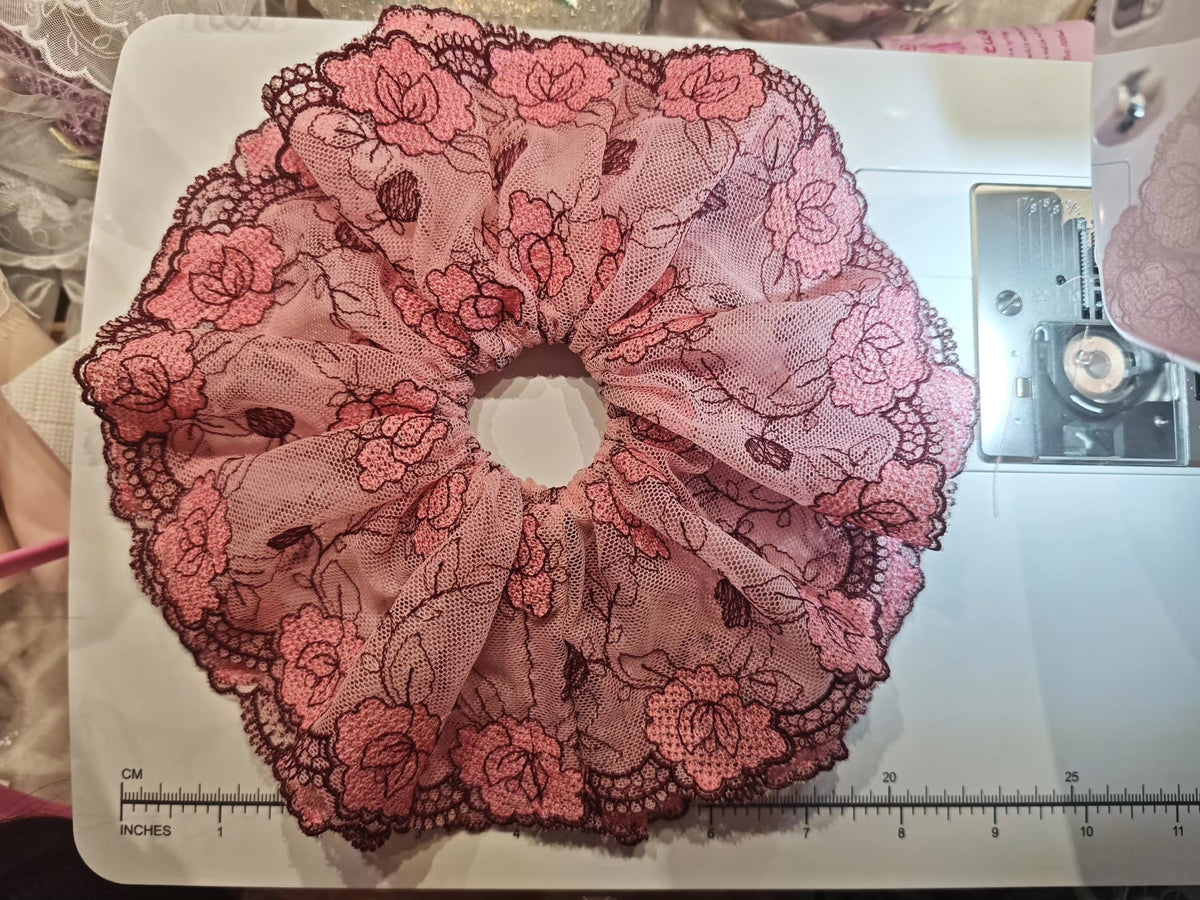 Blütenspitze-Haarscrunchy in Rosa und Braun
