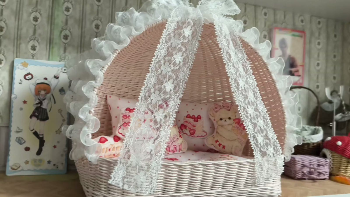 Miniatur-gewebte Rattan-Wiege mit Spitzenbaldachin