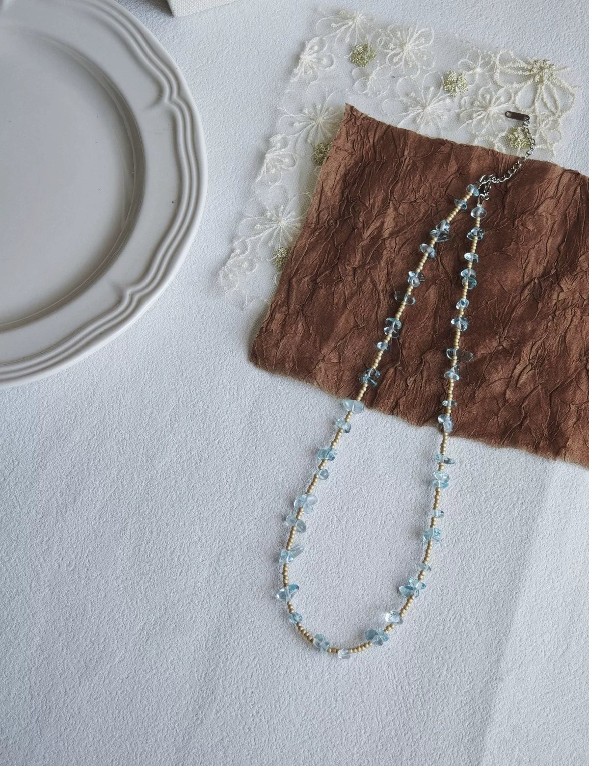 Collar de cuentas con láminas de cristal Blue Tears hecho a mano
