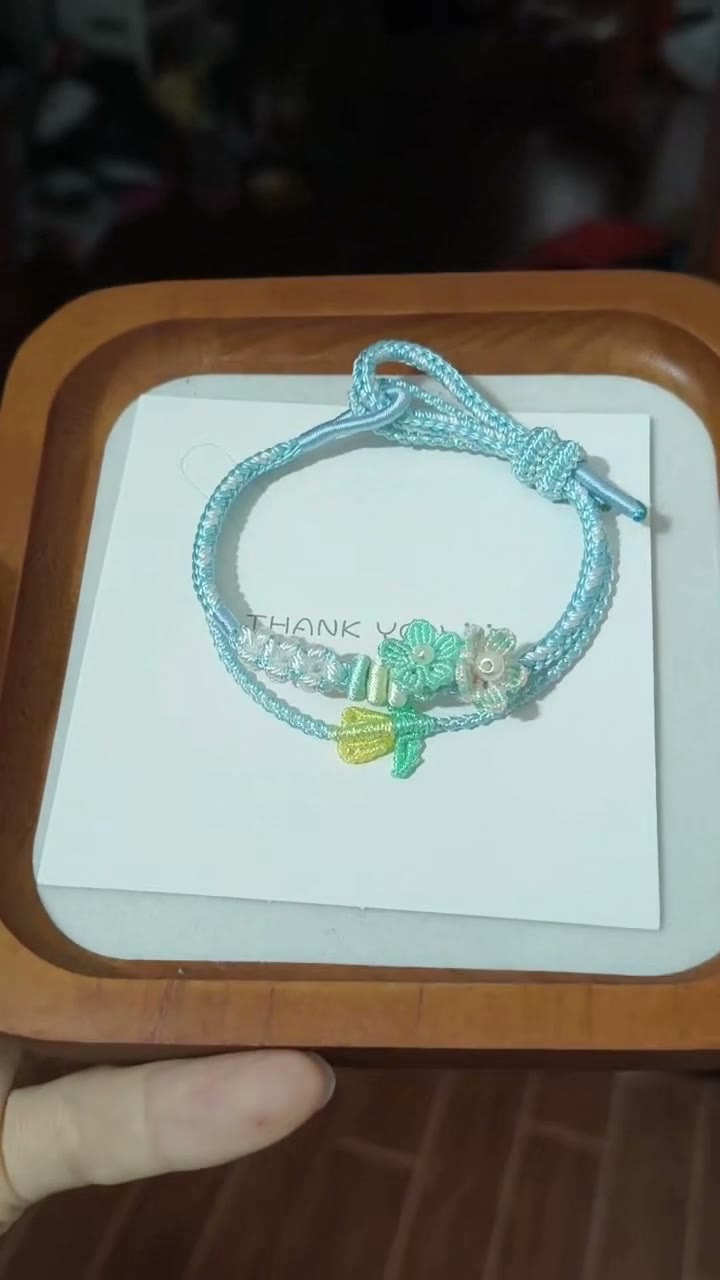 Pulseira Tecida Azul Claro com Pingentes de Flor