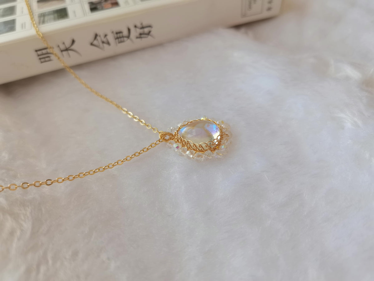 Halsband med månsten och guldtråd