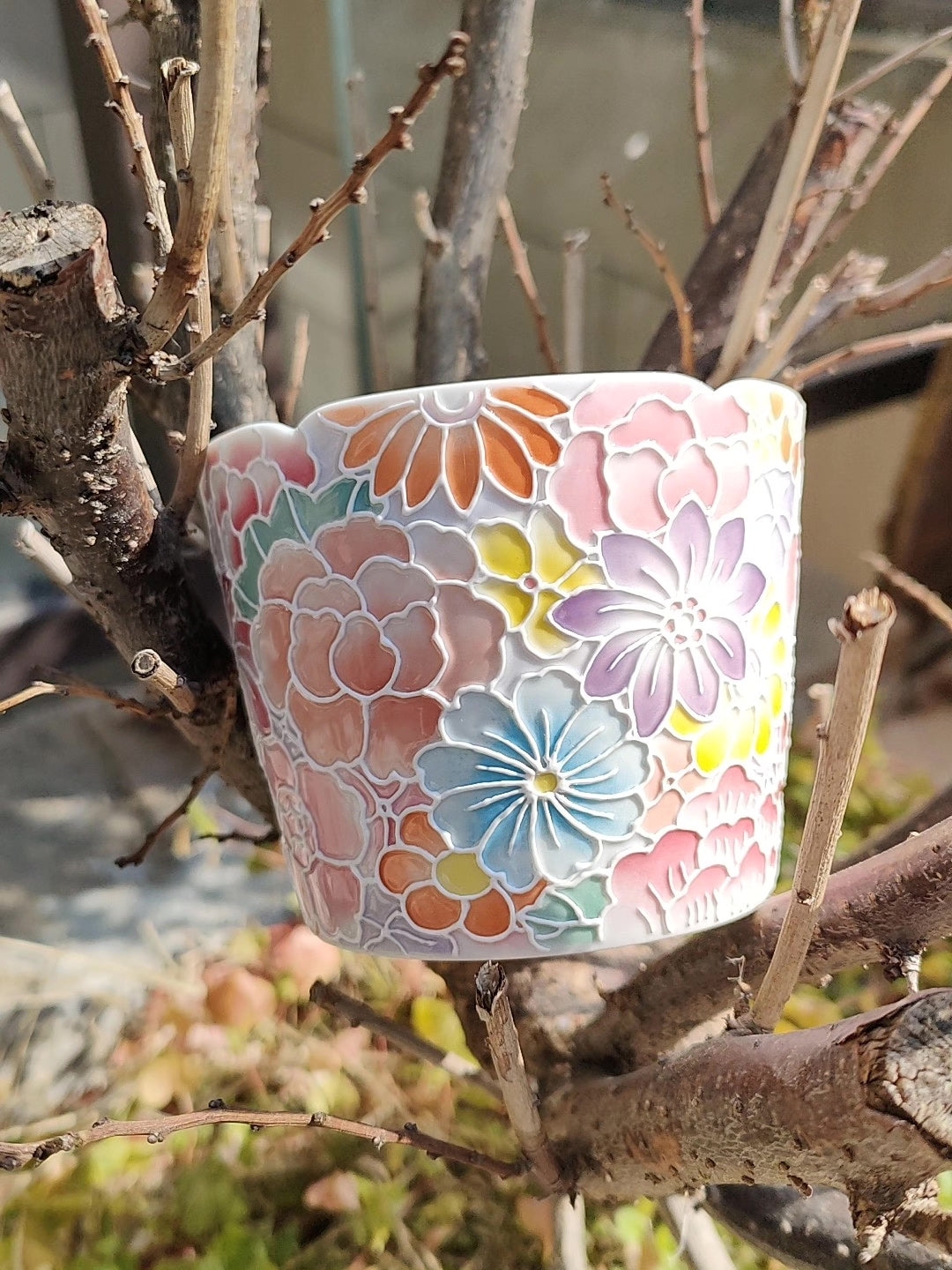 手描き花柄の陶器製ティーカップ