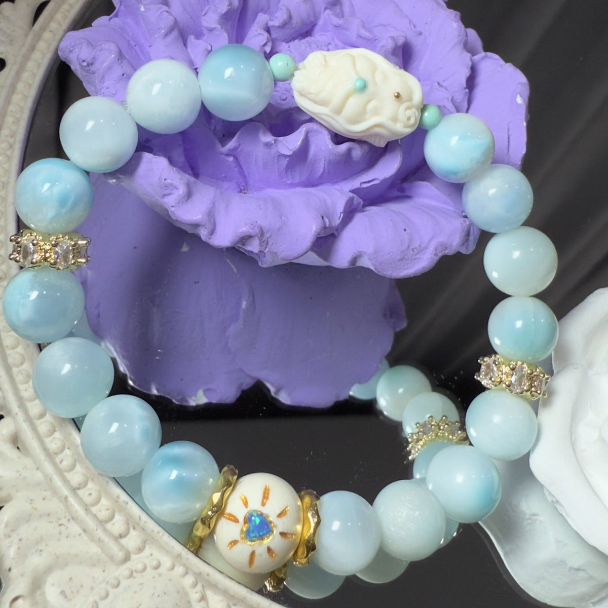 Bracelet de perles bleu aqua accents dorés