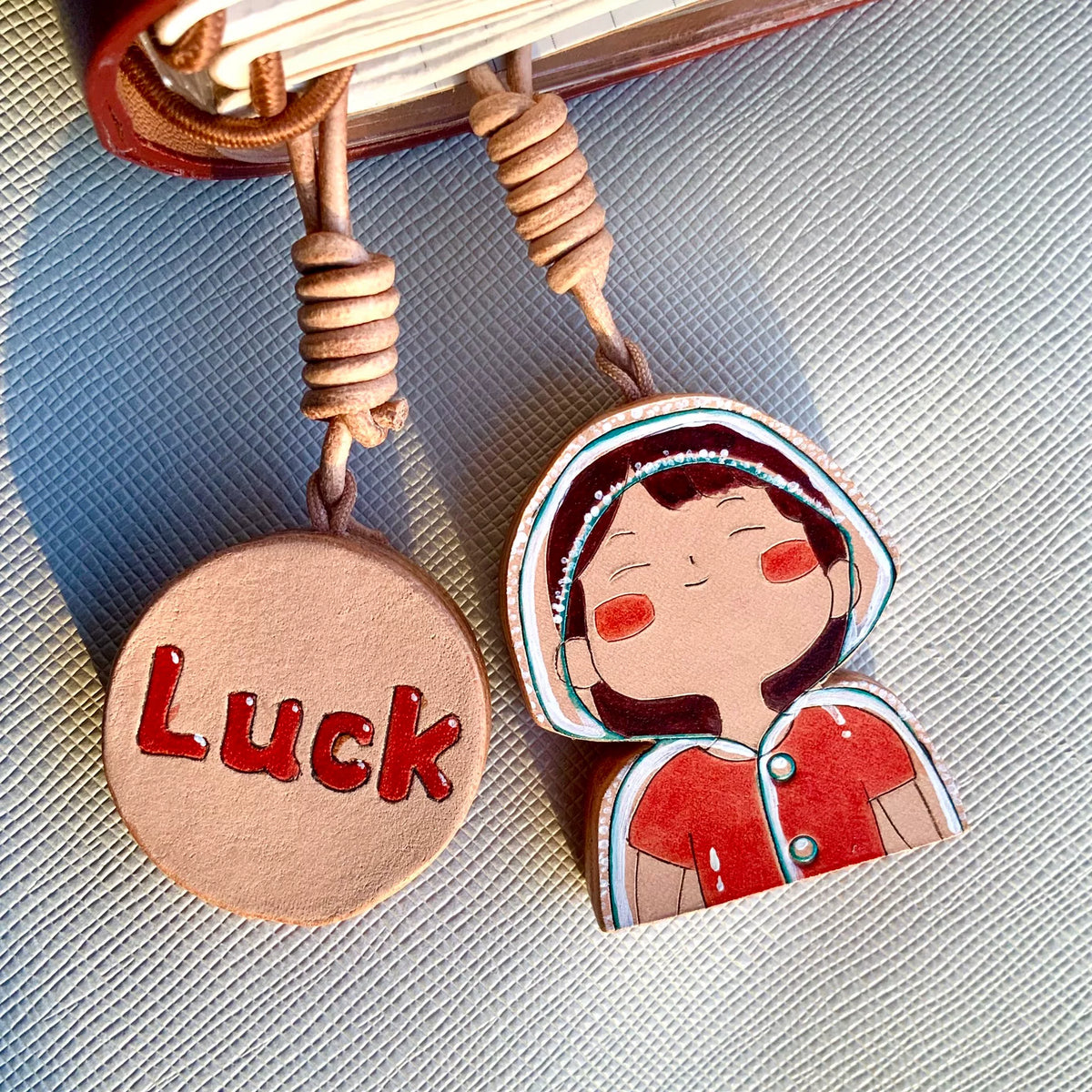 Leren camping charm-set met meisje en Luck