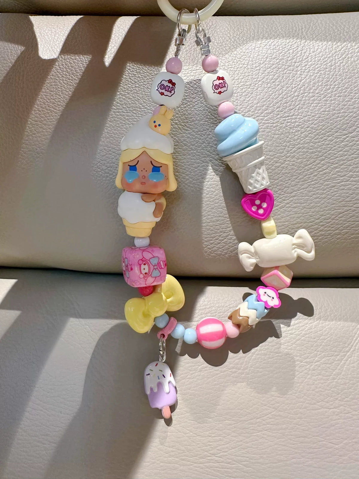 Alça de Charme com Boneca Chorosa e Gelado