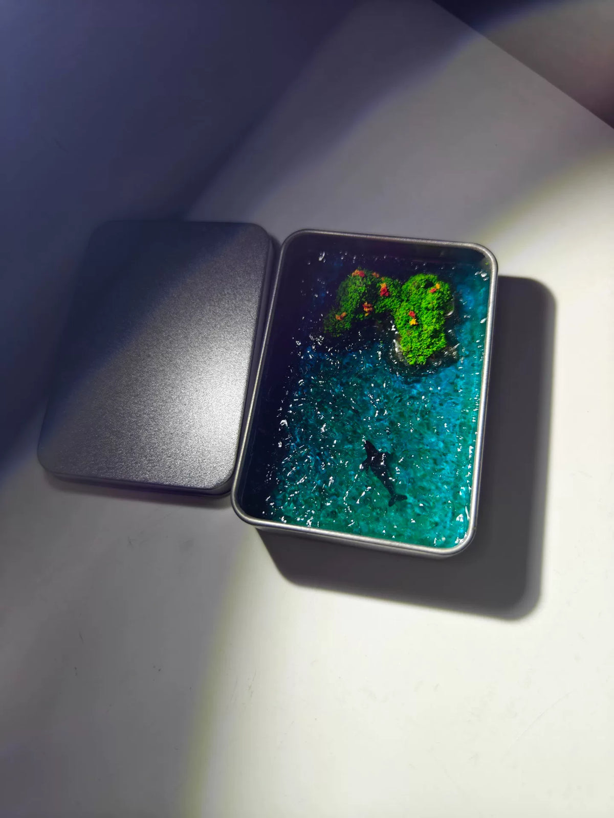 ハンドメイド ミニチュア島とジラのシーン（メタル缶入り）