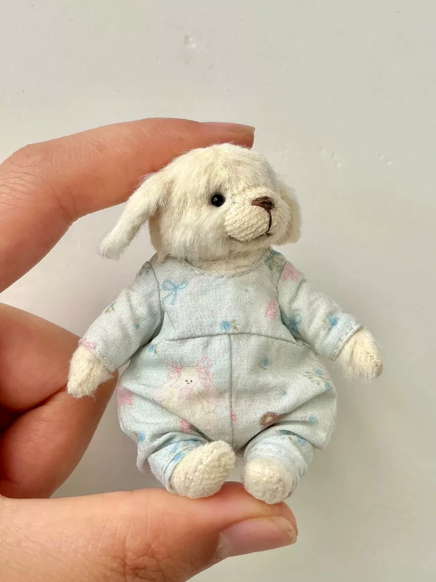 Handgemaakte Cream Knuffelhond in Blauwe romper