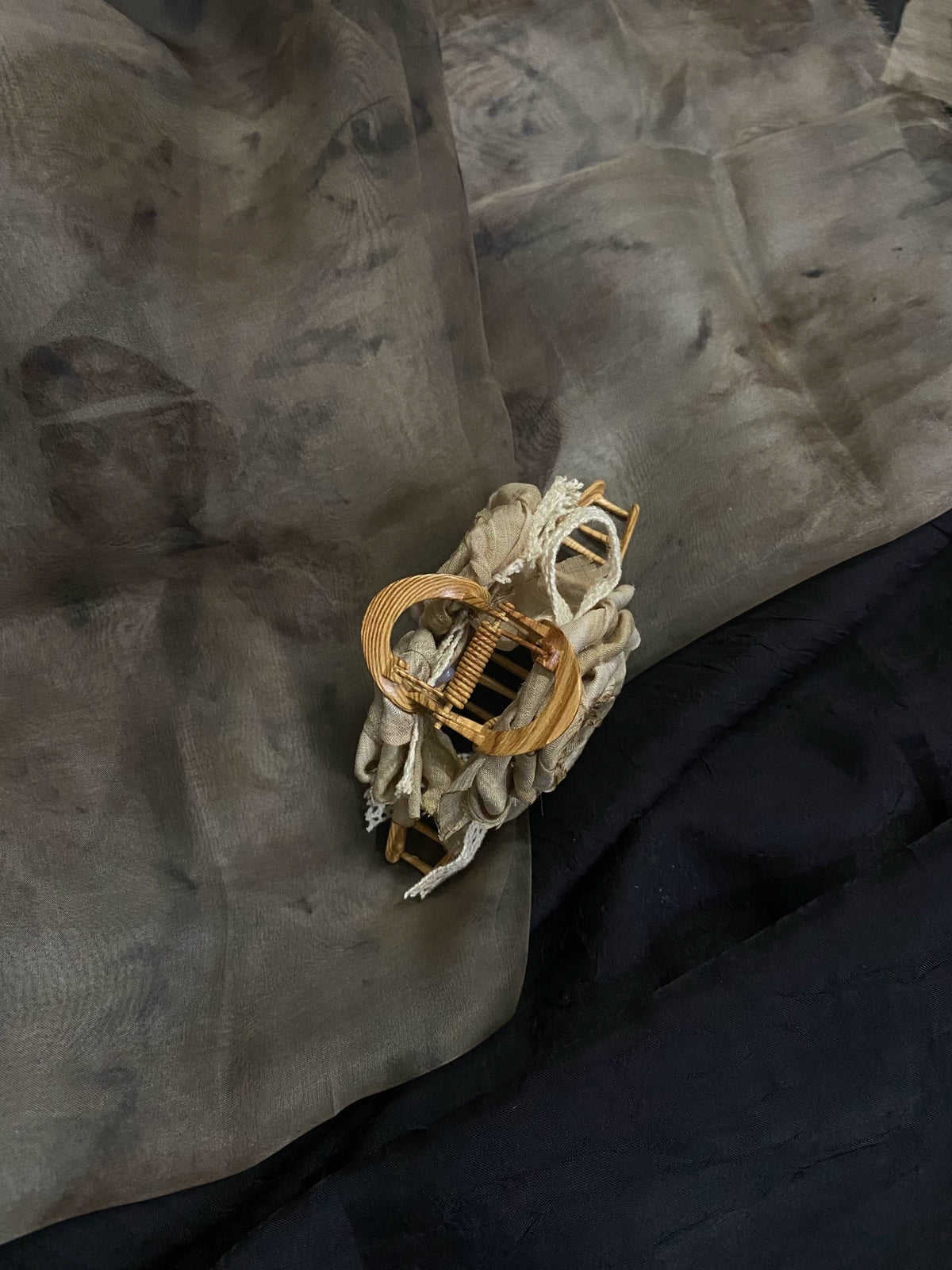 Pinza de garra tiburón con veta de madera y rosas secas