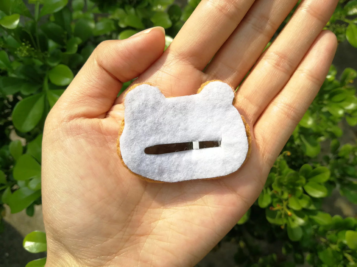 Pin para el pelo con cara de oso tejido a mano