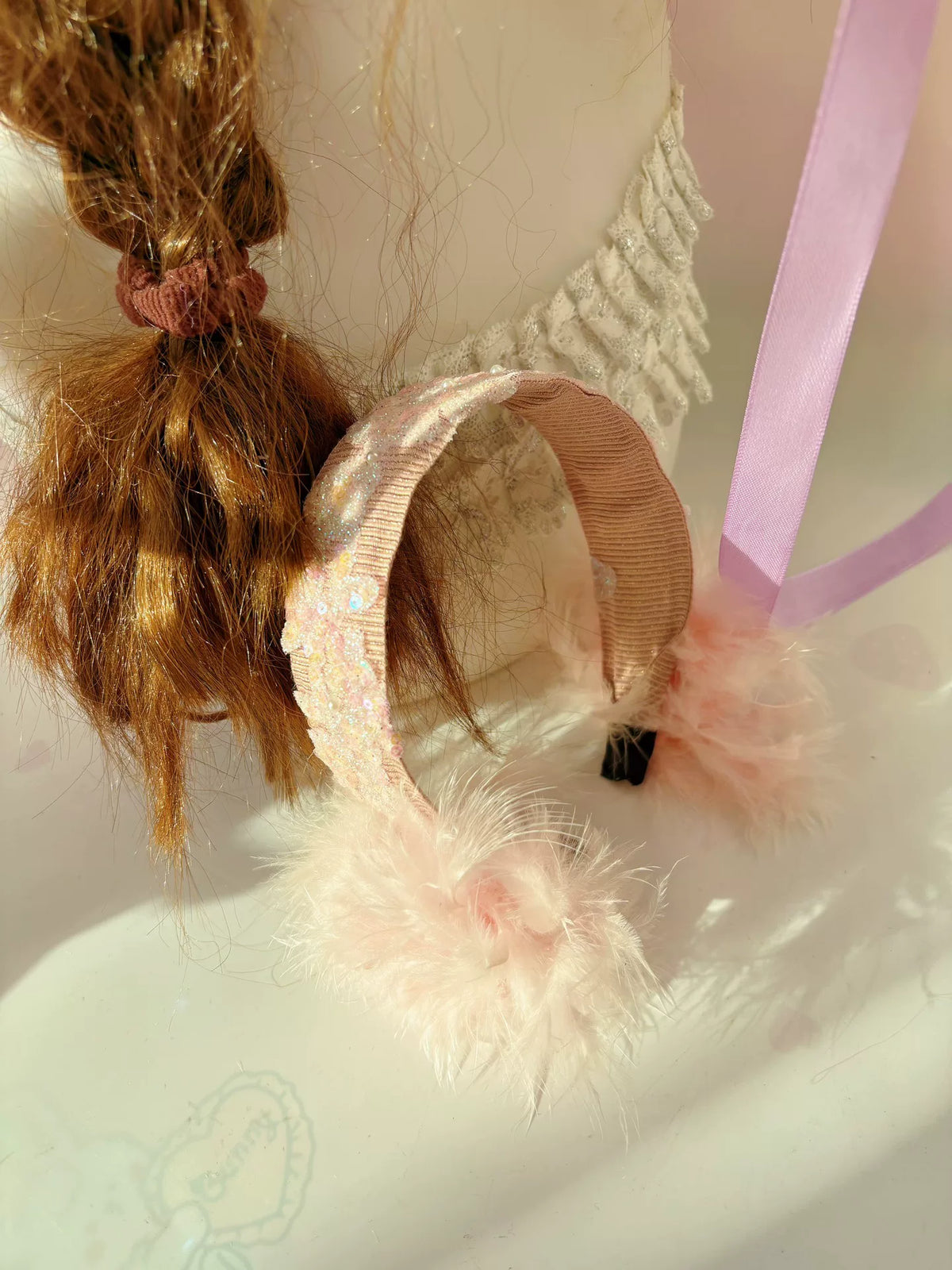 Diadema artesanal de encaje y plumas rosa Lolita