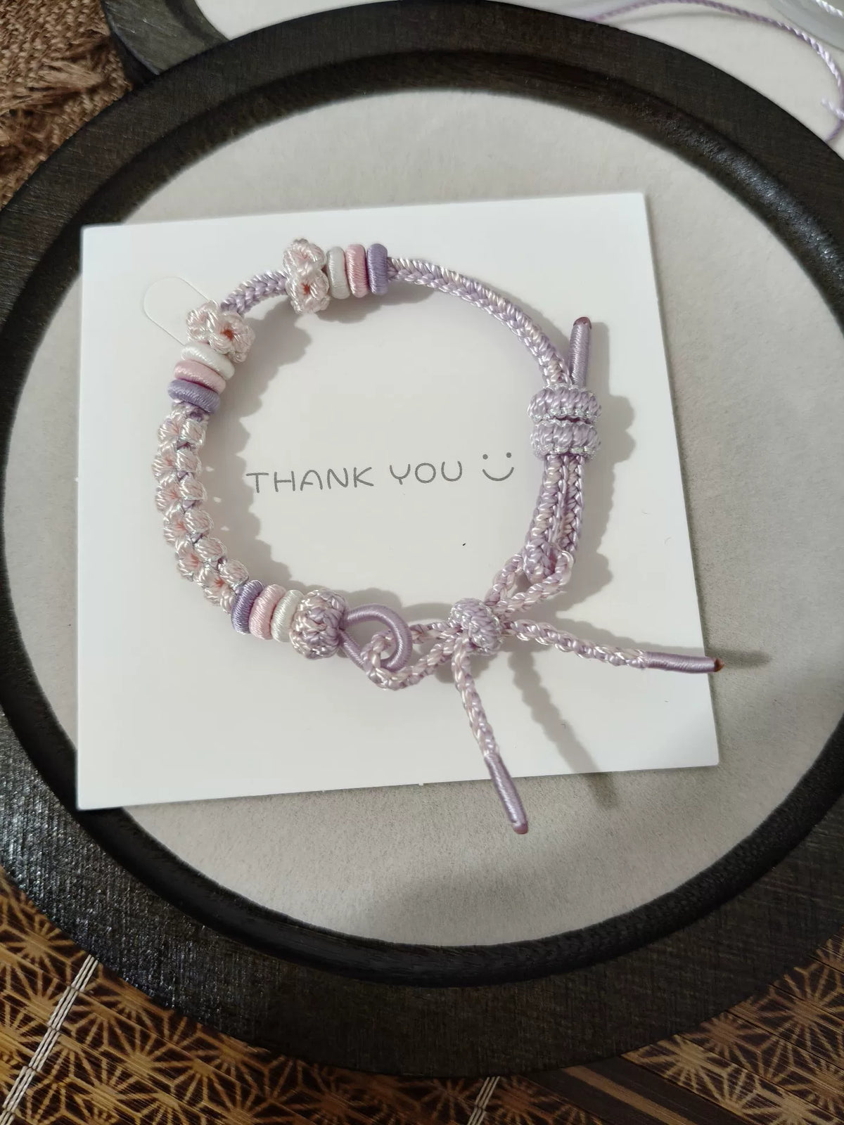 Braccialetto con fiori in sfumature rosa e bianco fatto a mano