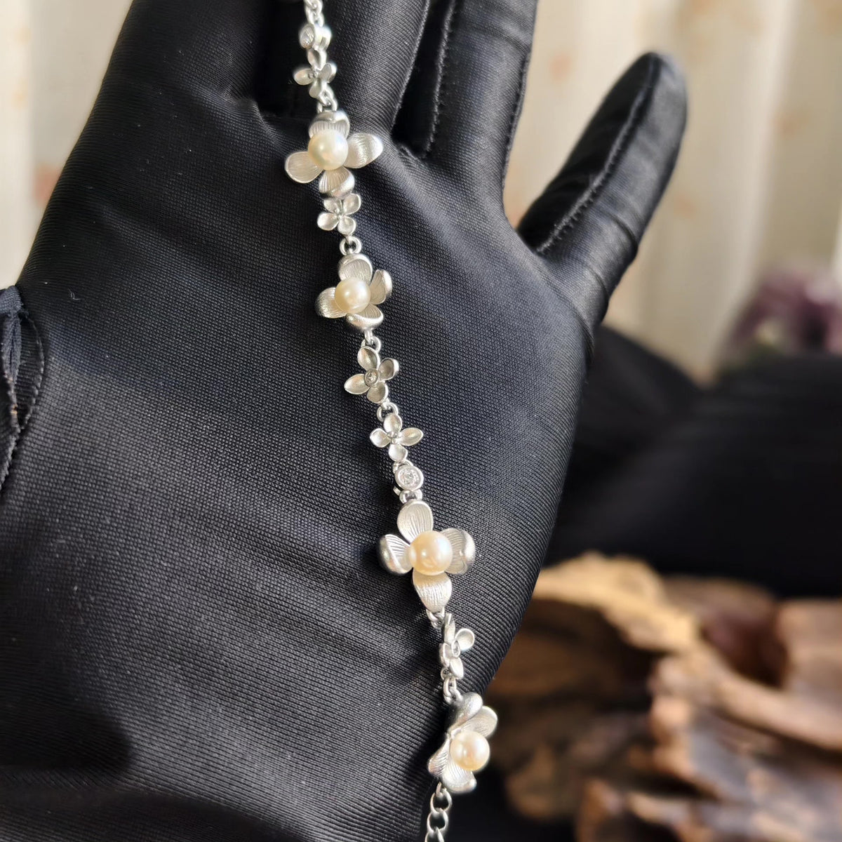 Braccialiale floreale in argento spazzolato con perle naturali