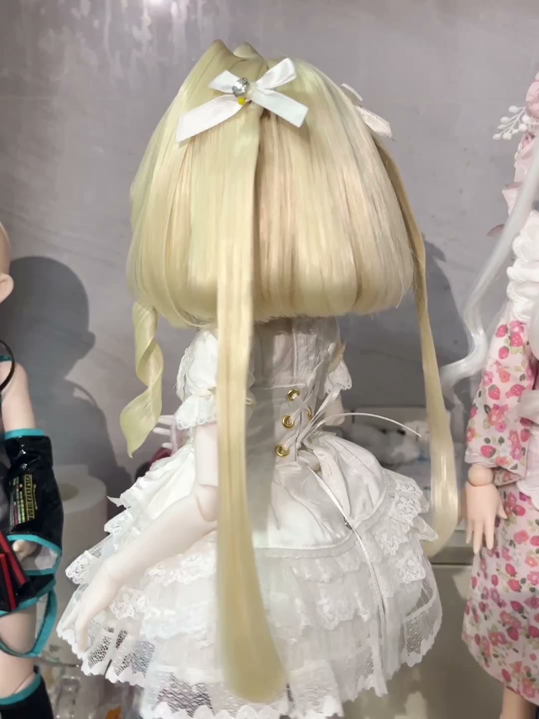 Gelenkpuppe mit platinblonden Twin-Tails