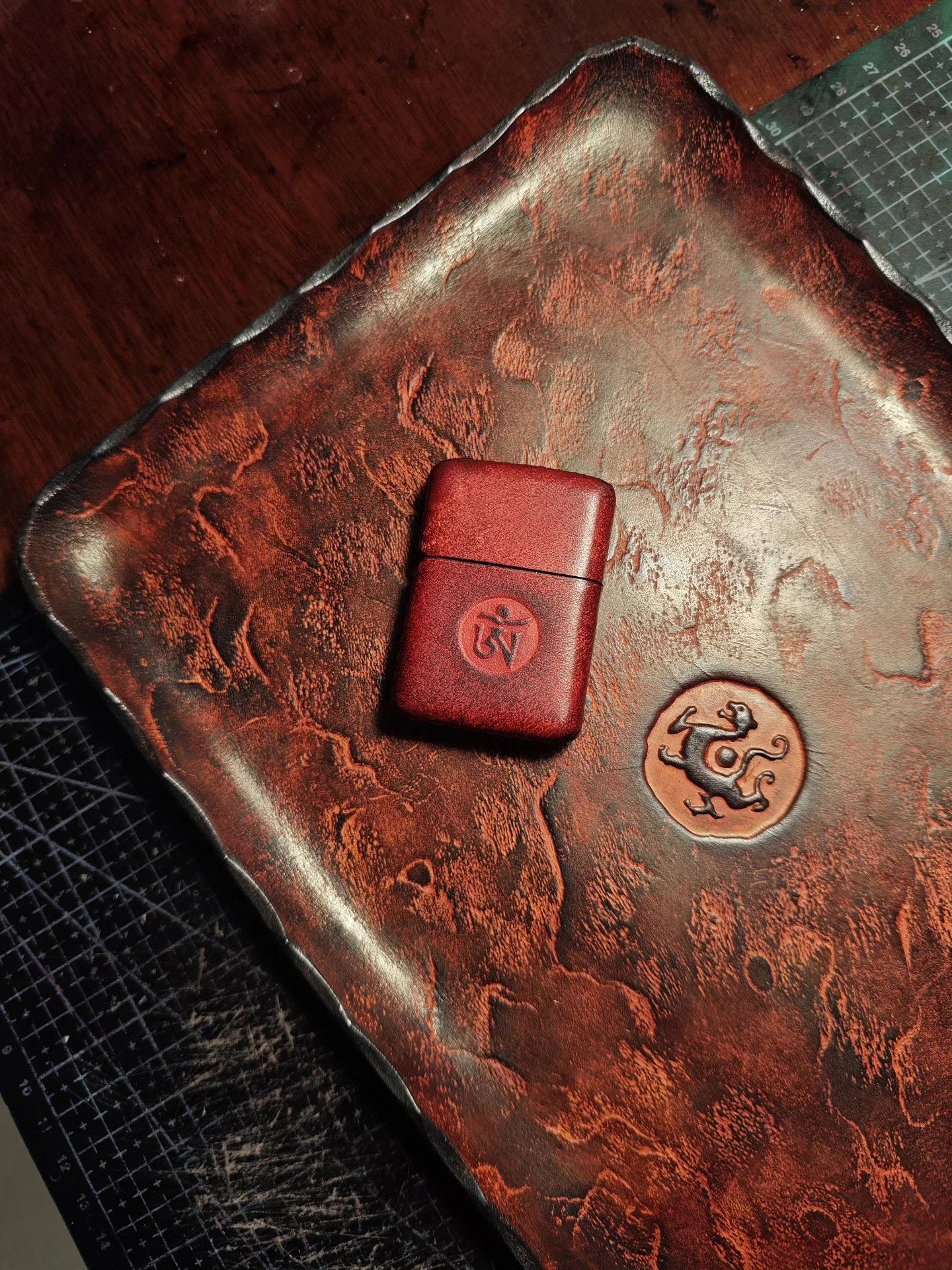 4mm Thick Fat-Tanned Leather Rectangular Tray with Embossed Medallion