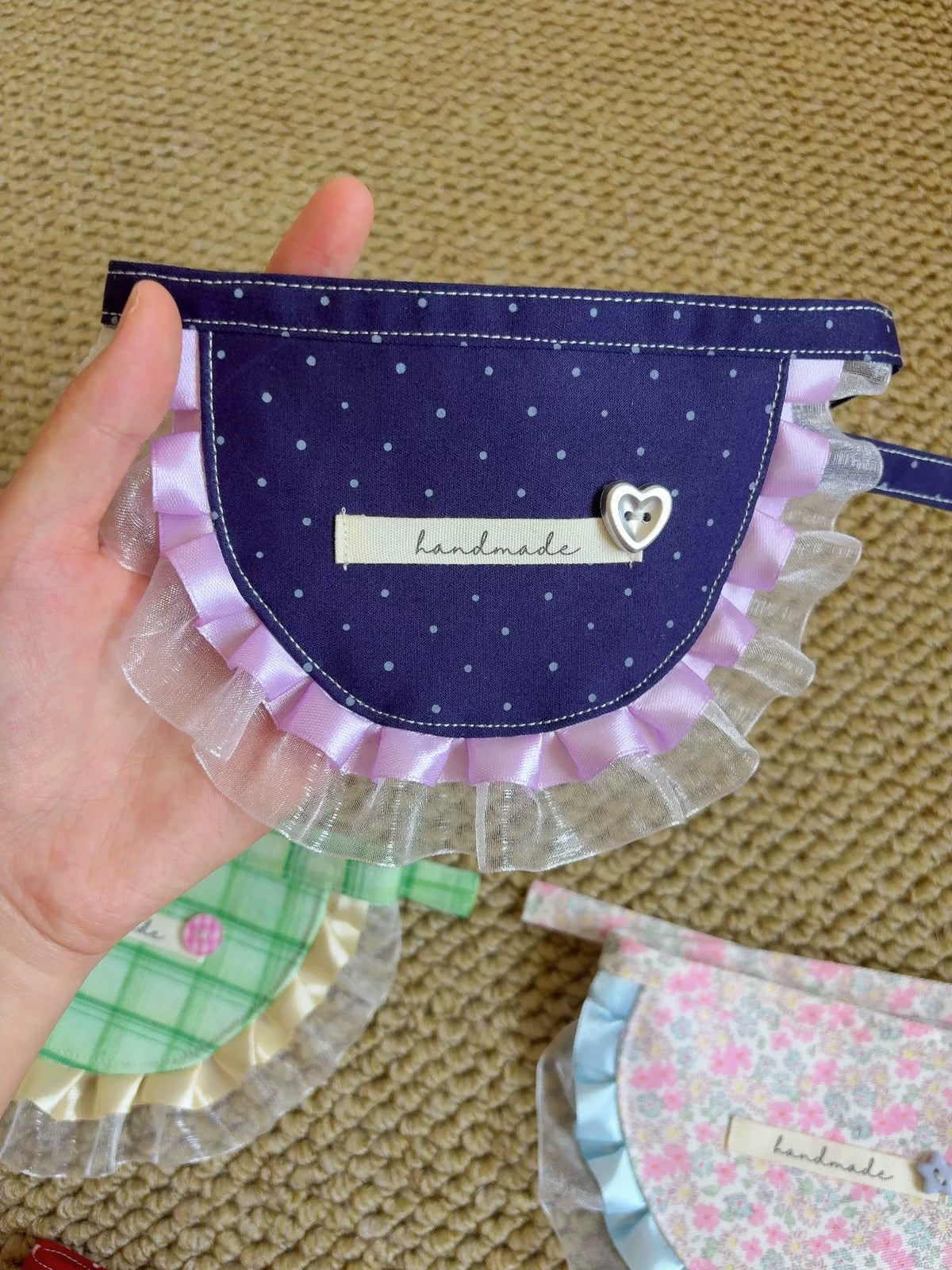 Babero de encaje hecho a mano para gatos y perros