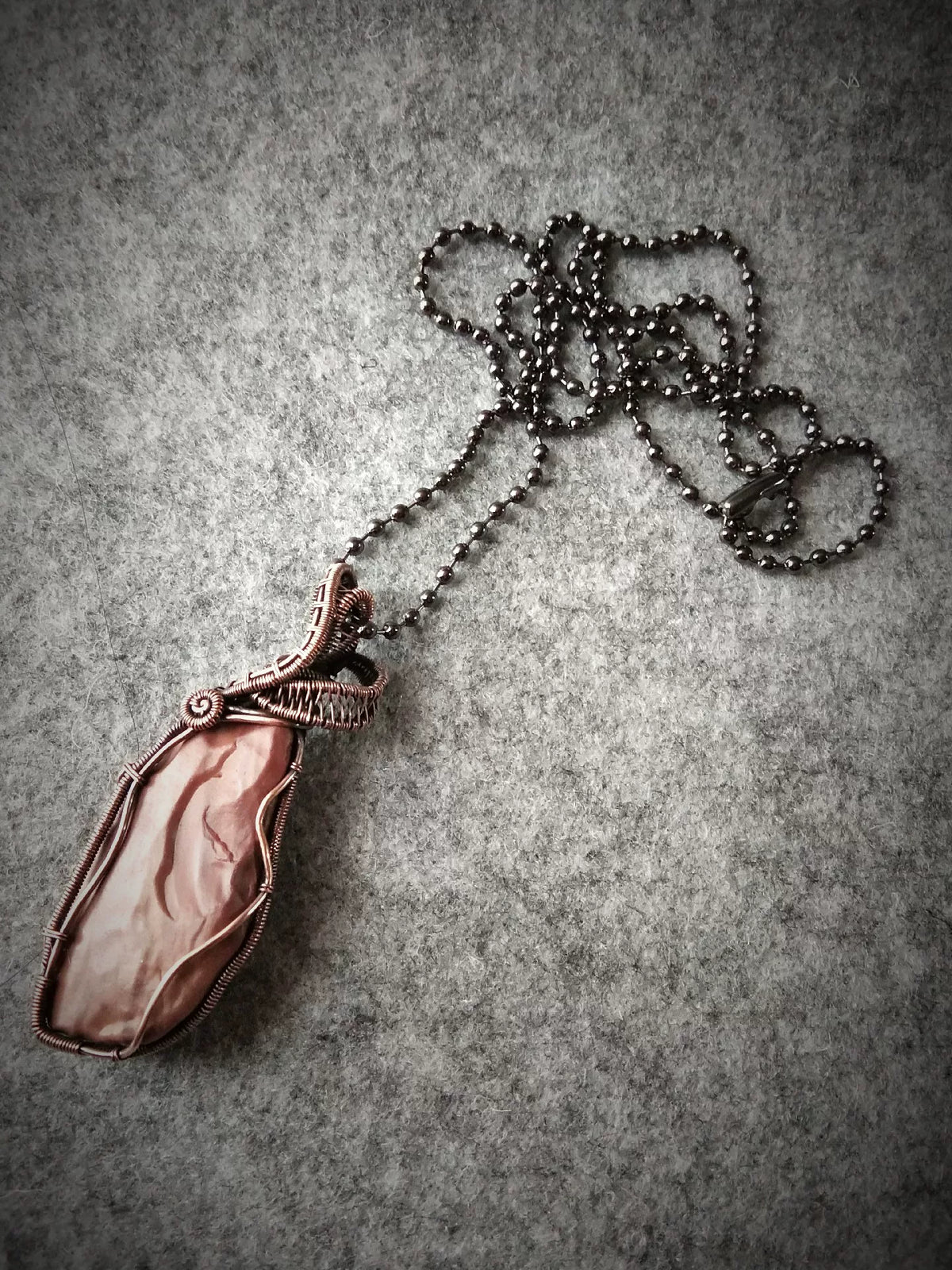 Colar de Fio de Cobre e Pedra Gobi Vermelha Alashan