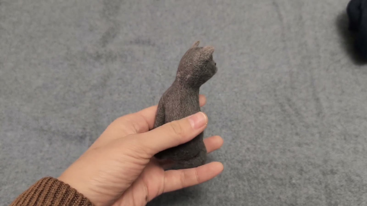 手作りウールフェルト グレーの猫フィギュア