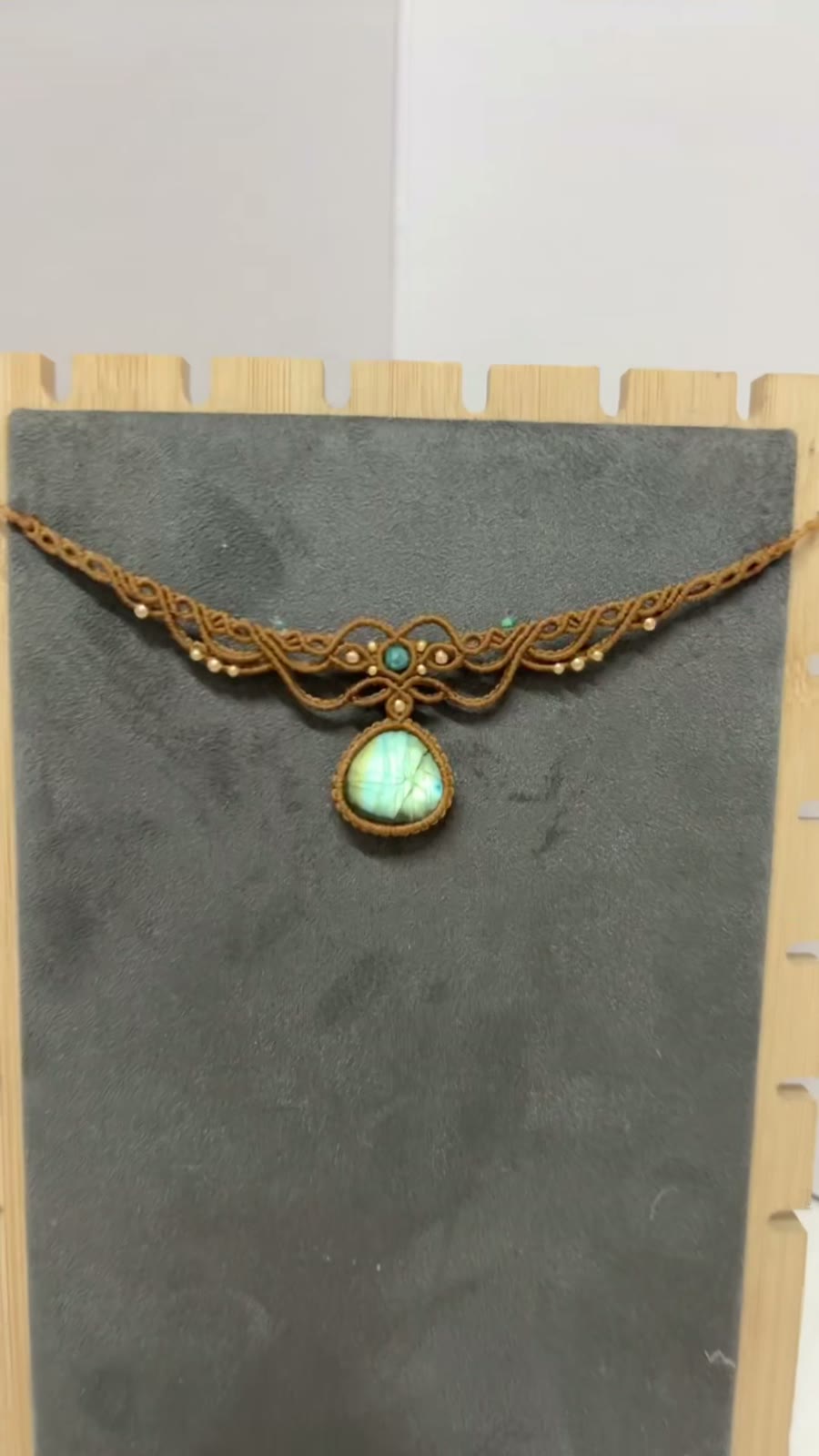 Collana Choker in Macramè con Labradorite
