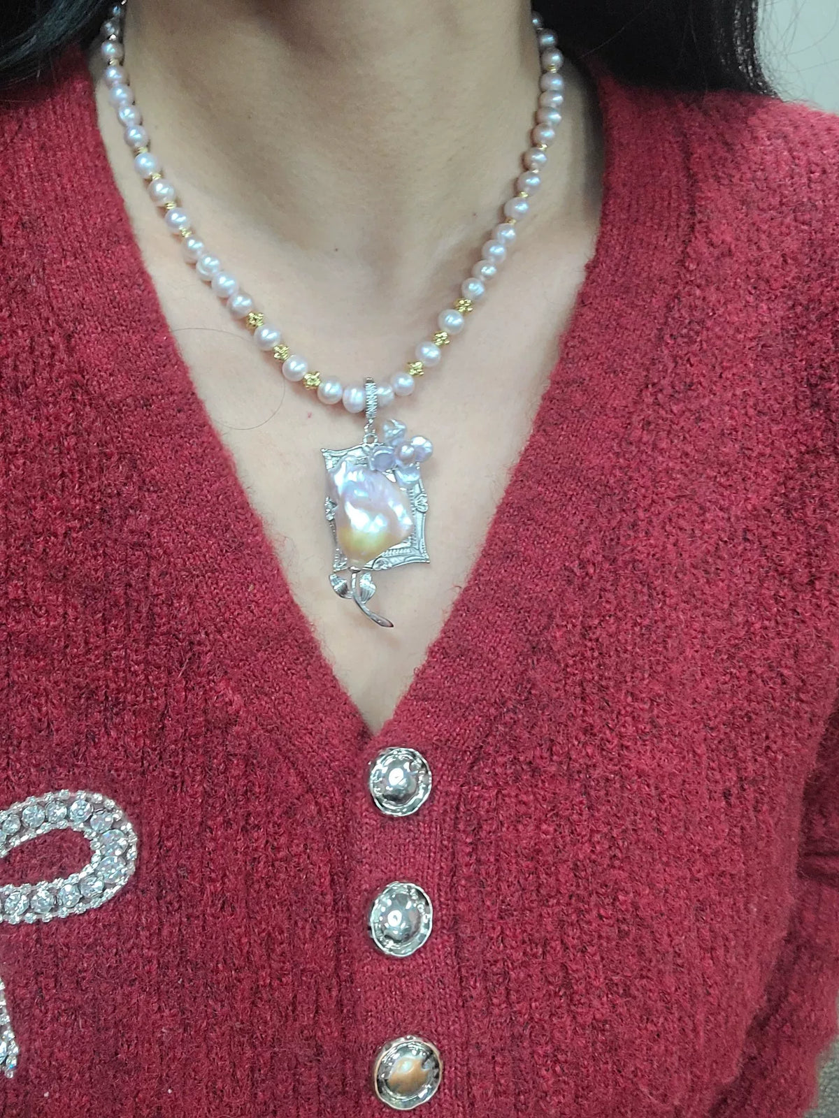 Collier de perles roses avec pendentif en perle mabé bleu-violet