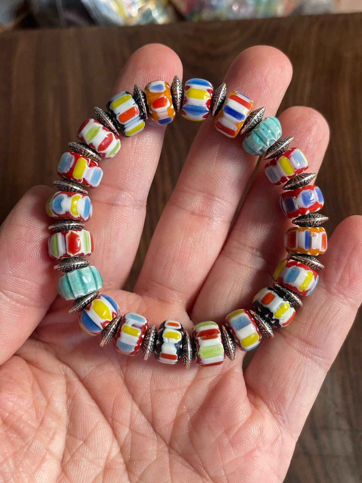 Bracelete de Contas de Vidro Coloridas Feito à Mão