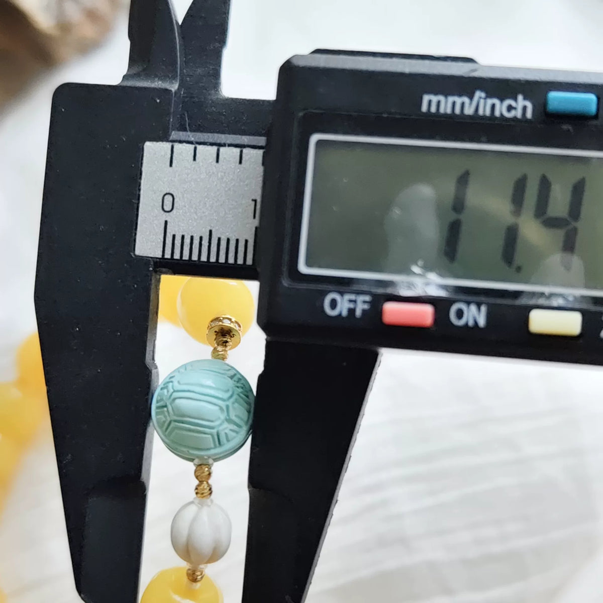 Pulseira de Contas de Âbar com Centro de Tartaruga em Turquesa