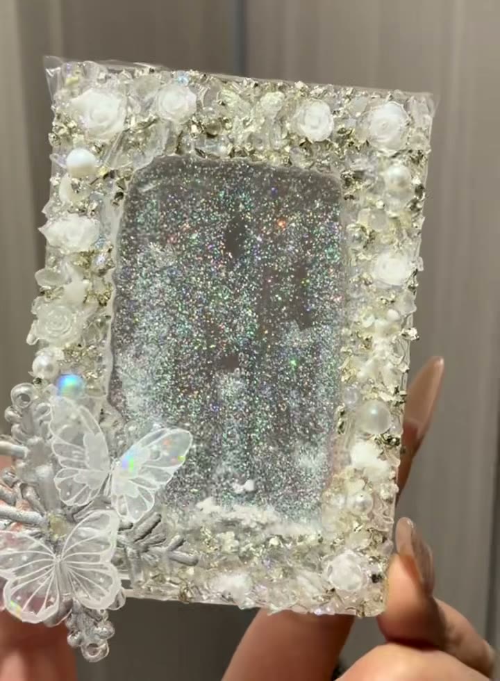 Moldura de Glitter Prateado Quicksand com Borboletas