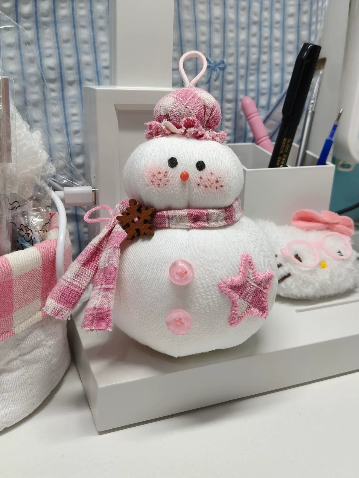 Enfeite de Boneco de Neve em Tecido Xadrez Rosa