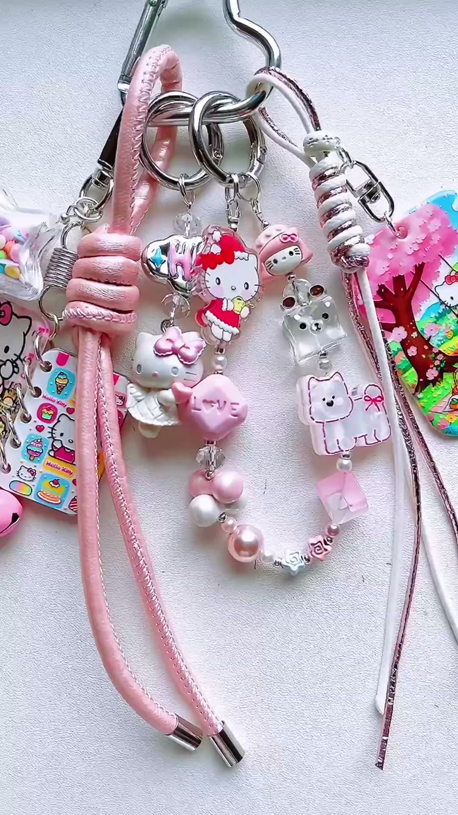 Rosa Hello Kitty-väskberlock med resinberlocker