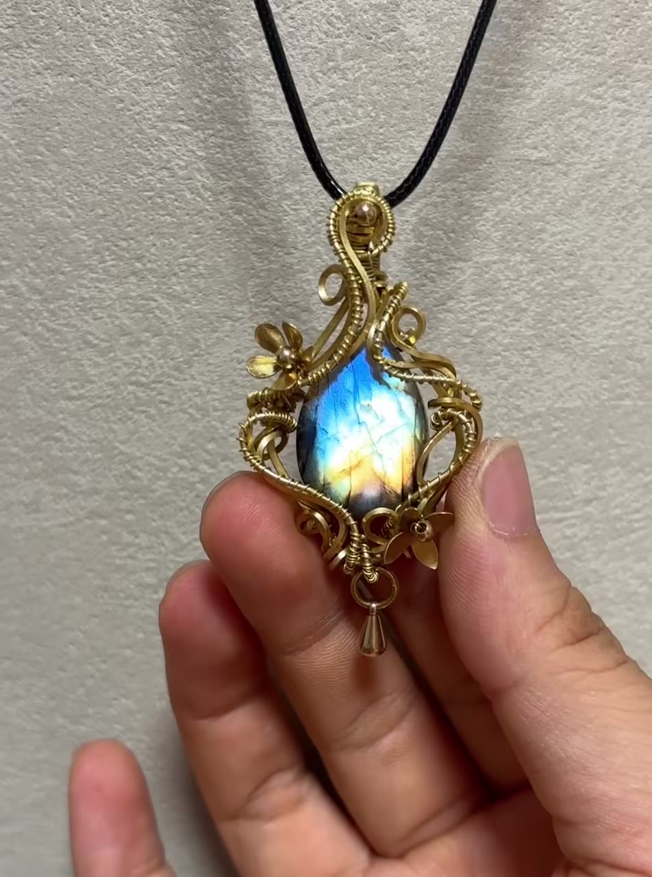 Handmade Labradorite Brass Wire Necklace