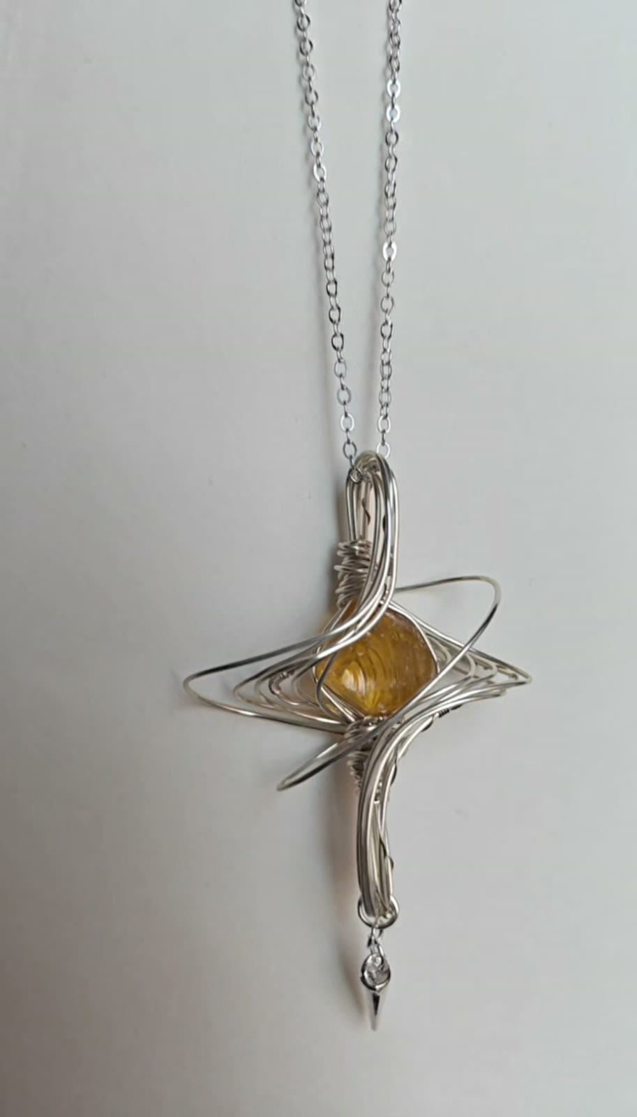Collana con pendente in vetro giallo avvolto a filo