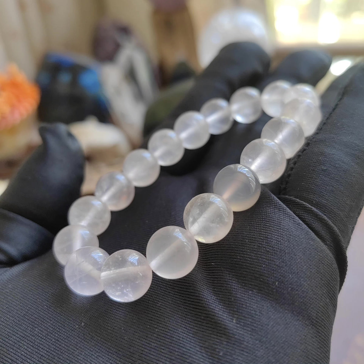 Rosenarz-Armband mit lila Chalzedon-Akzent
