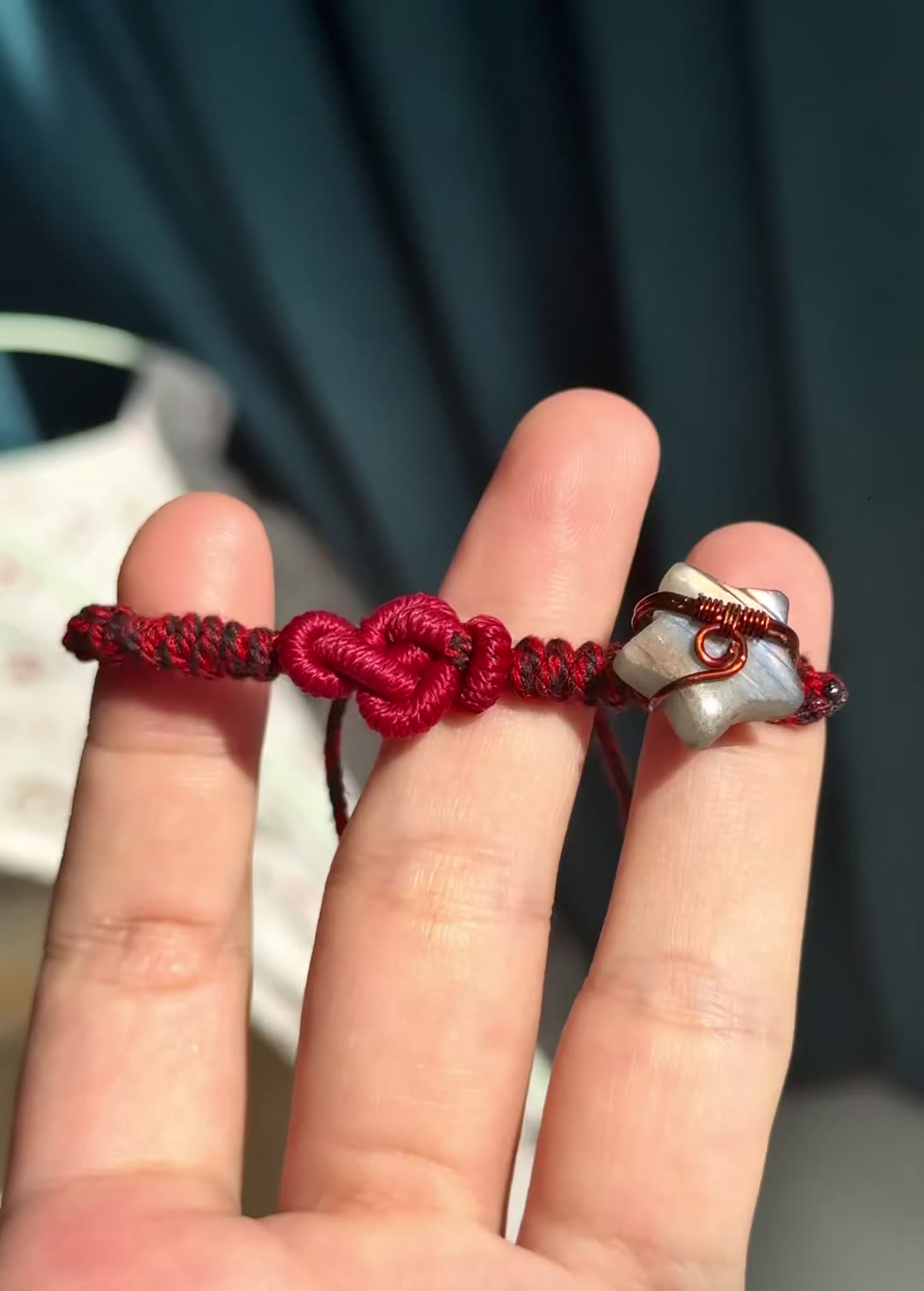 Labradorit-Armband mit geschnitztem Stern und Ruyi-Knoten