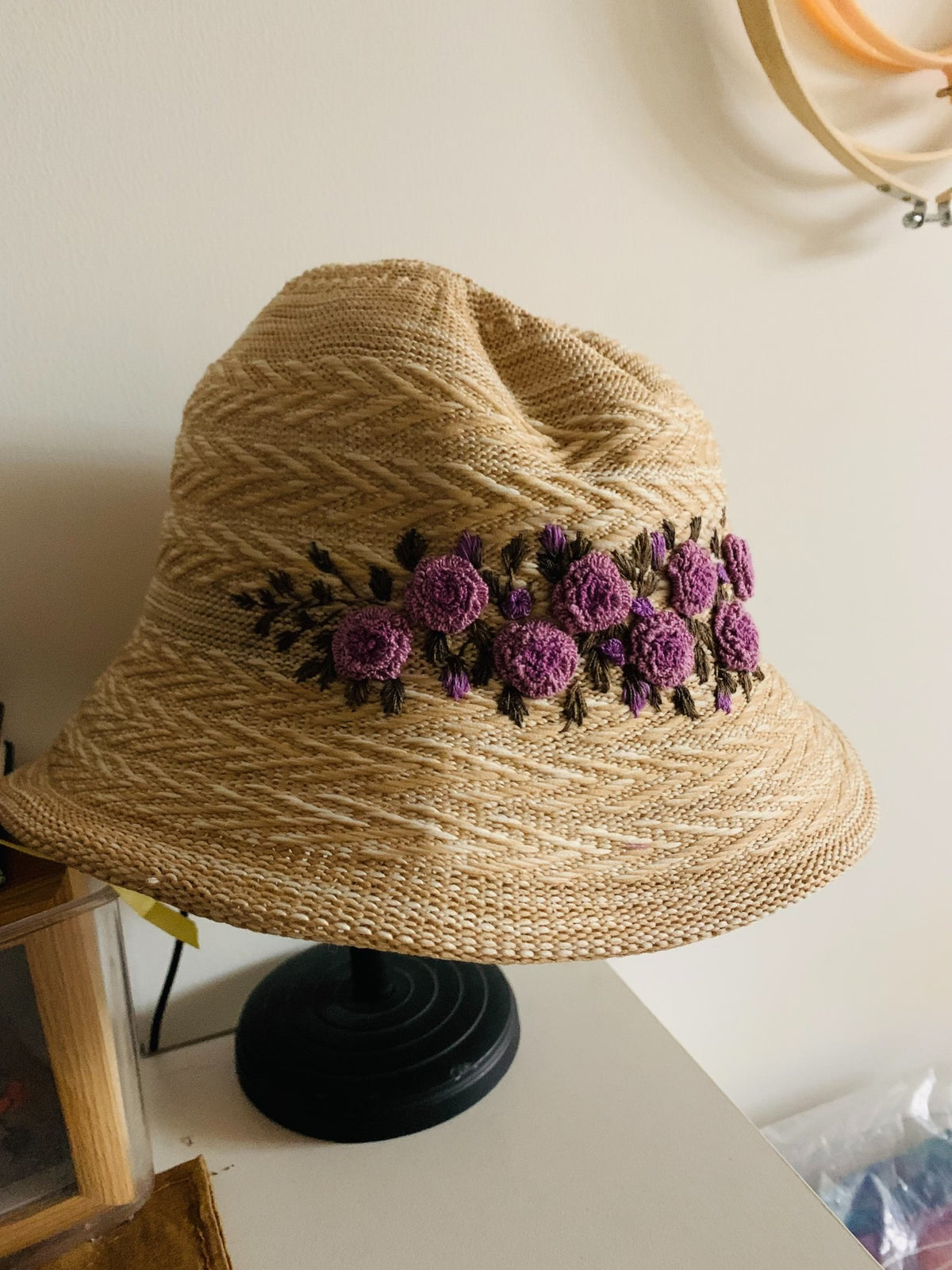 Chapeau bob en paille artisanal broderie de fleurs violettes