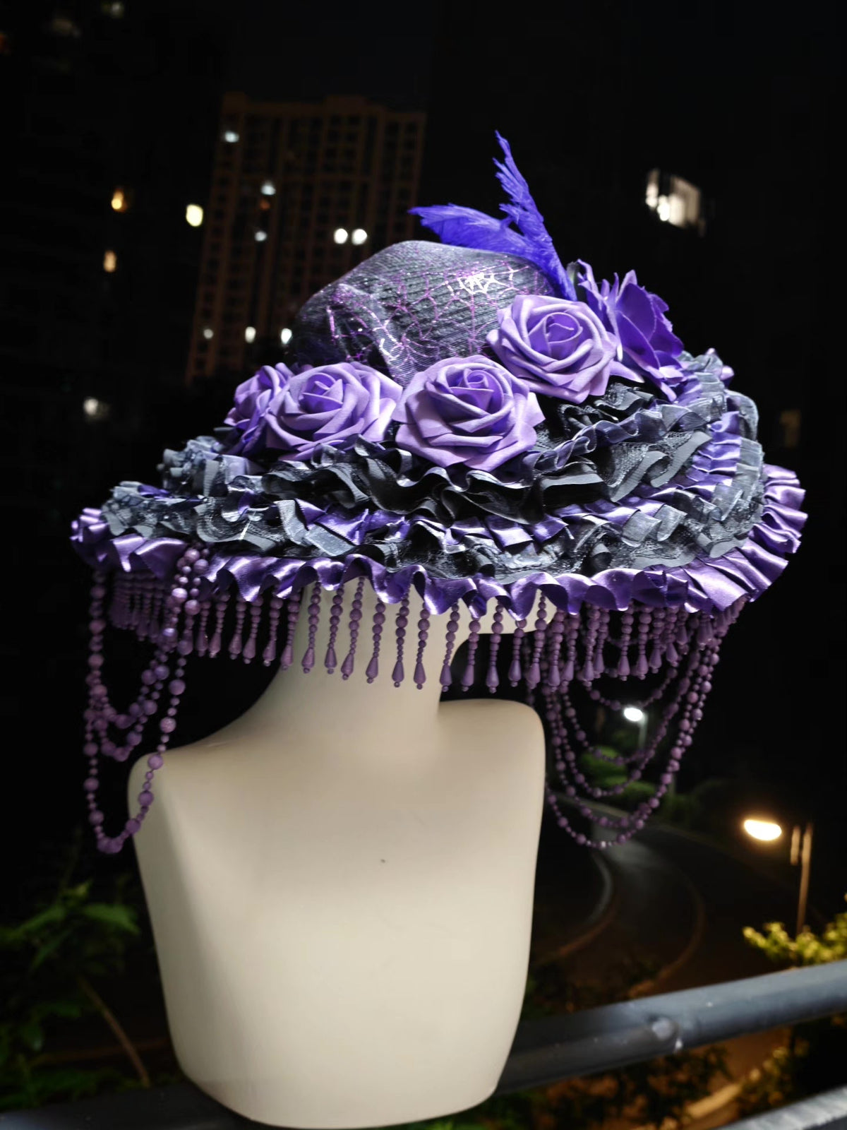 Cappello Nero e Viola con Tesa Larga e Rose