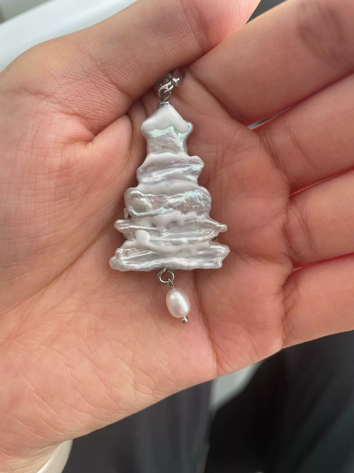 Pendentif sapin de Noël en perle baroque naturelle