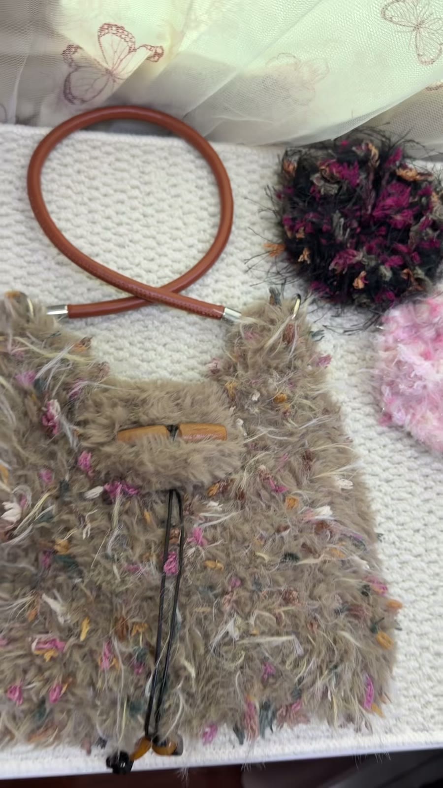 Häkel-Schultertasche aus gemischtem Garn mit Scrunchies