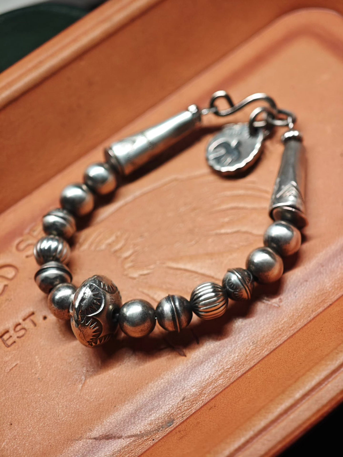 Bracciale artigianale in argento 925 con perle tribali