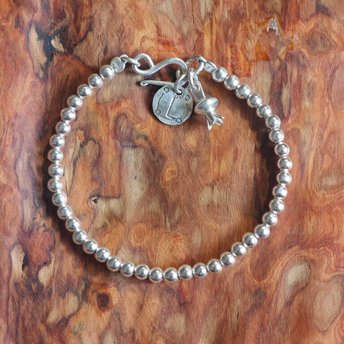 S925 Silber 4mm Perlenarmband mit Buchstabenanhänger