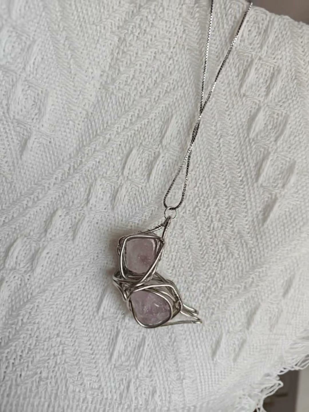 Amethyst-Schmetterlingsflügel-Halskette in Drahtoptik
