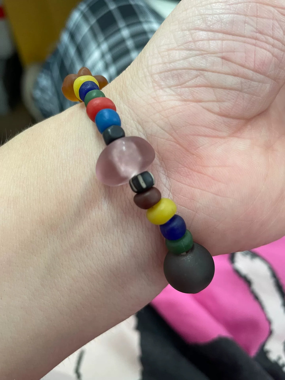 Pulsera de cuentas de vidrio y arcilla multicolor