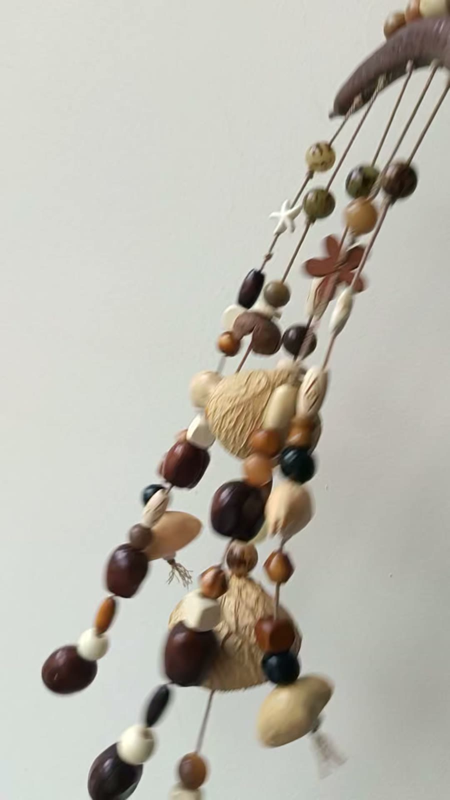 Carillon artisanal en gousses de graines