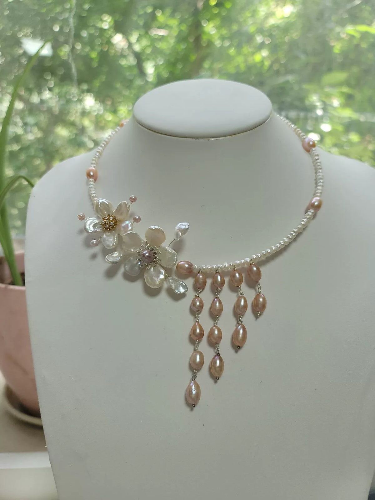 Gargantilha de Pérolas com Franja Floral Rosa