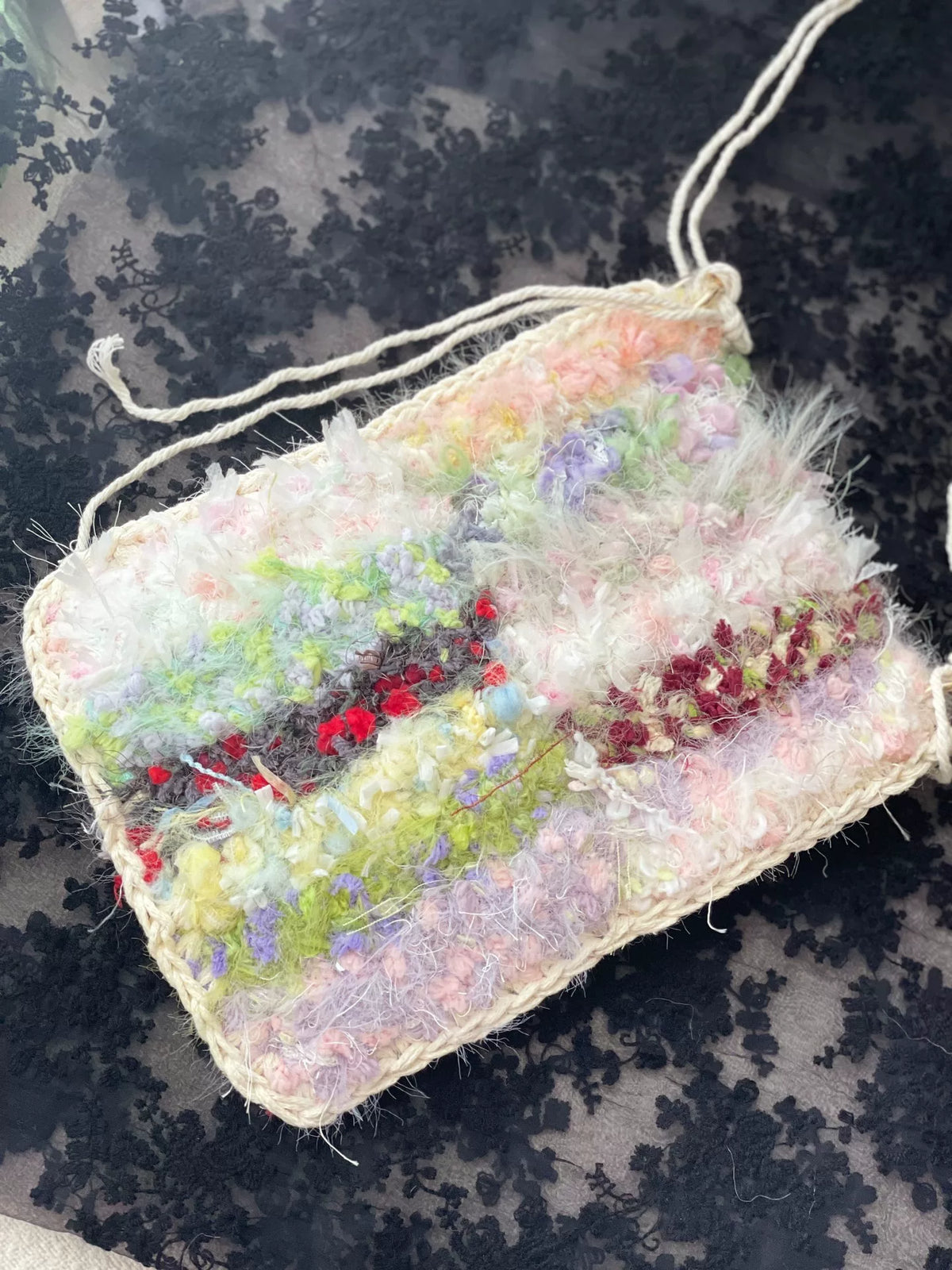 Mala transversal multicolor em patchwork de fios misturados à mão