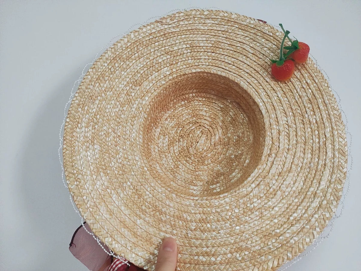 Handgefertigter flacher Stroh-Boater mit Erdbeeren