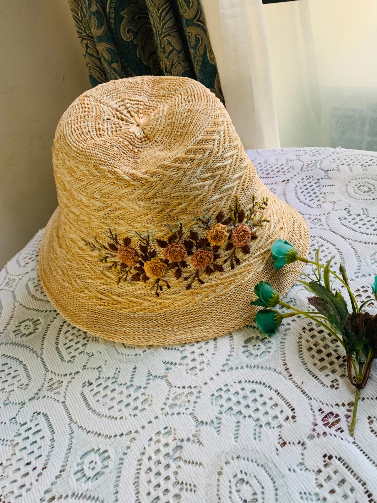 Gestickter Strohbucket Hat mit breiter Krempe