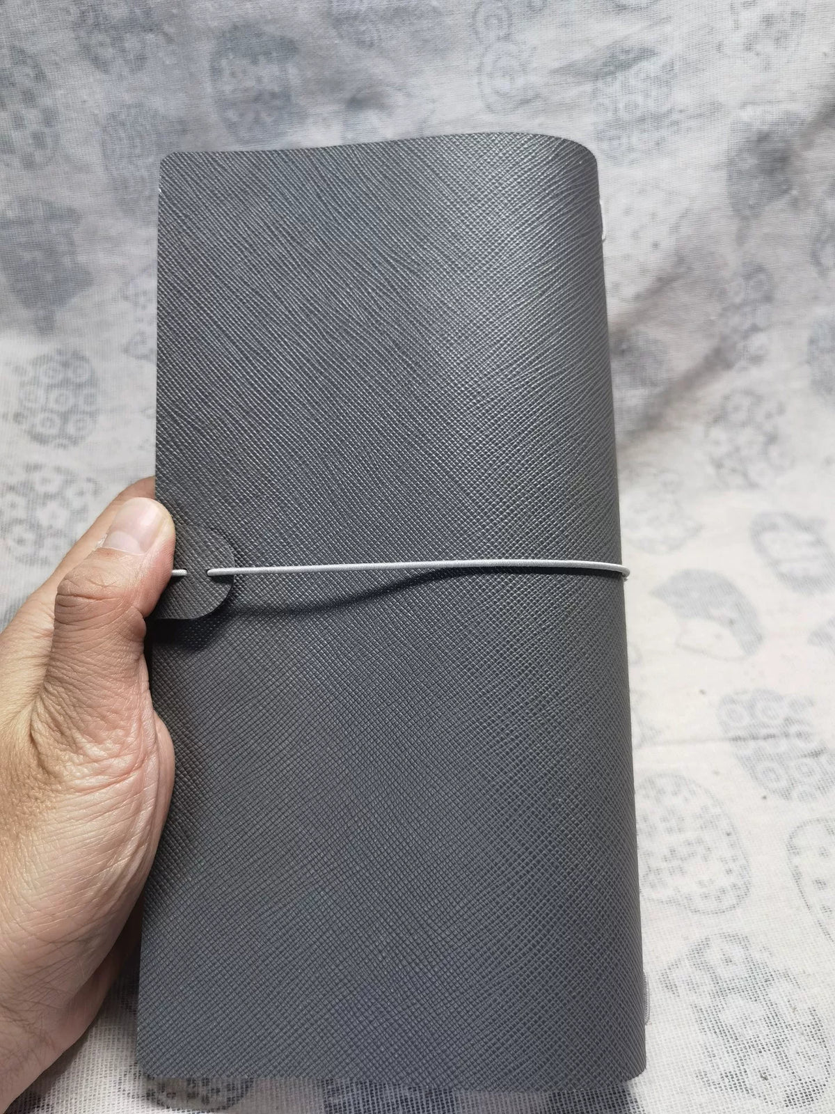 Dunkelgraue Lederhülle für Traveler's Notebook