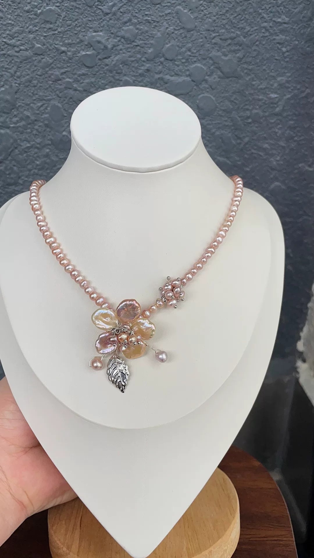 Collier fleur en perles baroque rose
